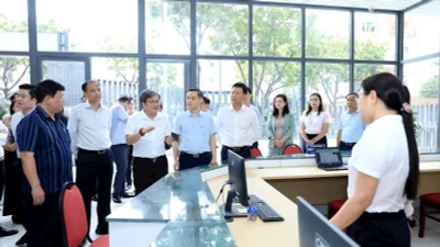 Lãnh đạo Ủy ban nhân dân thành phố khảo sát, kiểm tra việc vận hành chính quyền địa phương hai cấp tại trụ sở phường Tây Hồ. (Ảnh: Hương Ly)