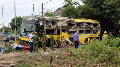 Lực lượng chức năng phường Sông Trí có mặt cứu nạn, bảo vệ hiện trường và điều tra làm rõ nguyên nhân vụ việc. (Ảnh: TTXVN)