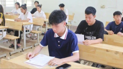 Thí sinh Trường THPT Lương Ngọc Quyến, thành phố Thái Nguyên làm thủ tục thi và học quy chế thi.