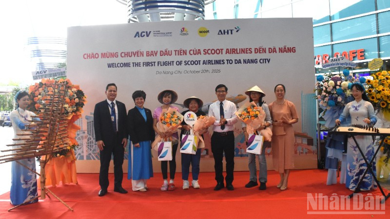 Đà Nẵng đón chuyến bay đầu tiên từ Singapore. (Ảnh: ANH ĐÀO)