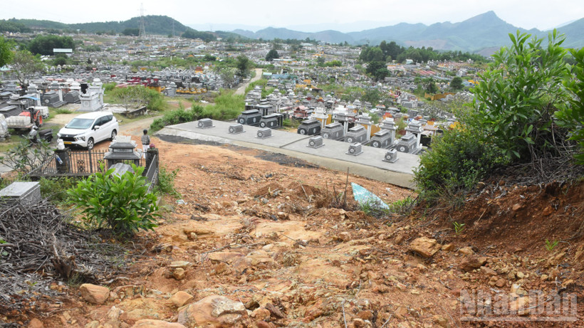 Nghĩa trang lớn nhất thành phố Đà Nẵng trước nguy cơ sạt lở nghiêm trọng. (Ảnh: ANH ĐÀO)