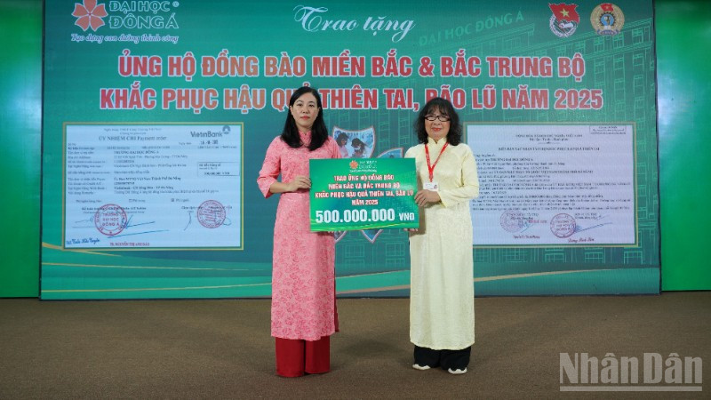 Thầy trò Trường đại học Đông Á Đà Nẵng quyên góp ủng hộ đồng bào Bắc Bộ và Bắc Trung Bộ khắc phục hậu quả thiên tai, bão lũ năm 2025. (Ảnh: ANH ĐÀO)