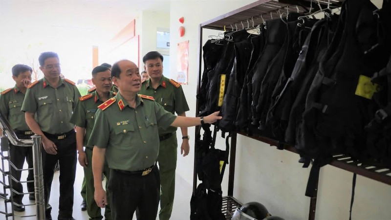 Thiếu tướng Nguyễn Hữu Hợp, Giám đốc Công an thành phố Đà Nẵng kiểm tra công tác sẵn sàng chiến đấu tại các đơn vị thuộc Công an thành phố.