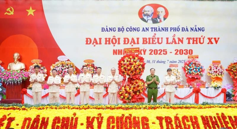 Thượng tướng Nguyễn Văn Long, Thứ trưởng Công an tặng hoa chúc mừng Đại hội. (Ảnh: MV)