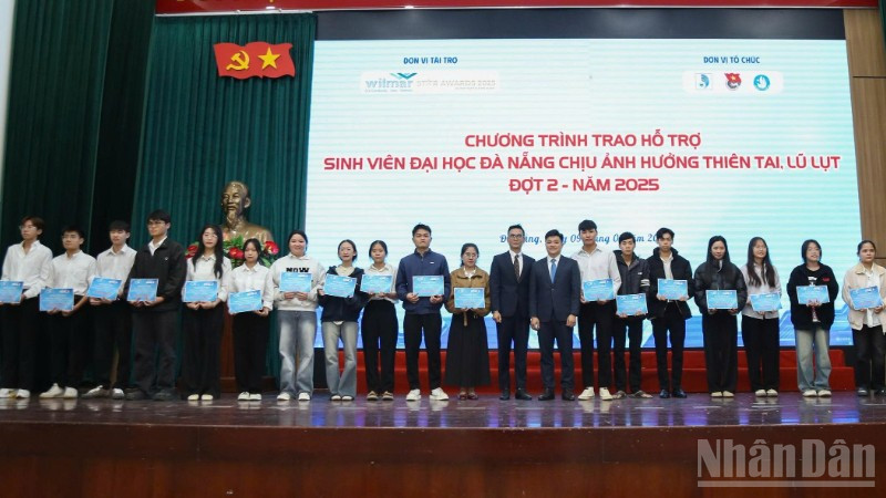 Hội sinh viên Đại học Đà Nẵng và các doanh nghiệp đồng hành, hỗ trợ sinh viên miền trung-Tây Nguyên vượt khó, học giỏi. (Ảnh: GIA HÂN)