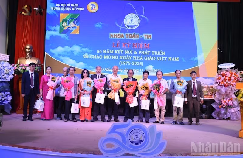 Đại diện Khoa Toán-Tin tặng hoa tri ân đến các thế hệ lãnh đạo, thầy cô có nhiều đóng góp, cống hiến vì sự phát triển của Khoa trong thời gian qua. (Ảnh: ANH ĐÀO)