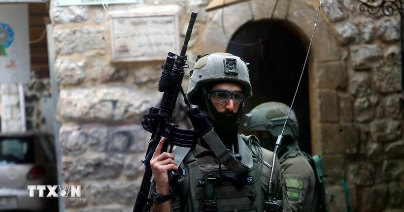 Lực lượng an ninh Israel gác tại Hebron, Bờ Tây. (Ảnh: THX/TTXVN)