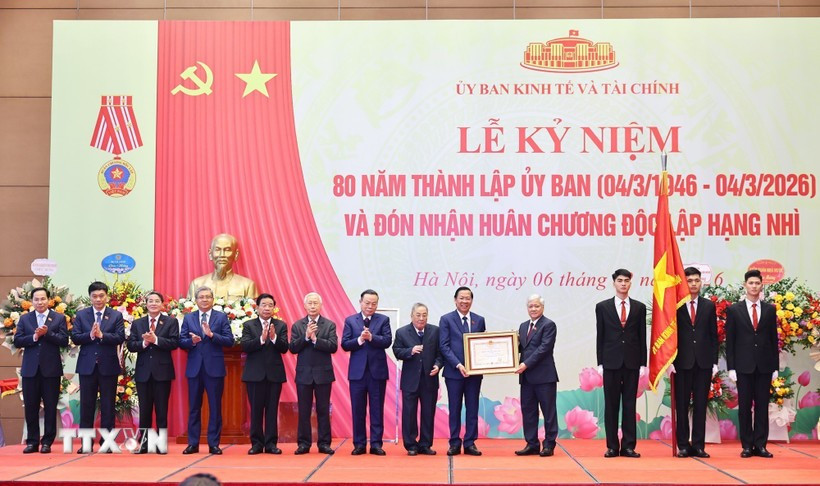 Phó Chủ tịch Thường trực Quốc hội Đỗ Văn Chiến trao Huân chương Độc lập hạng Nhì cho Ủy ban Kinh tế và Tài chính của Quốc hội. (Ảnh: Minh Đức/TTXVN)