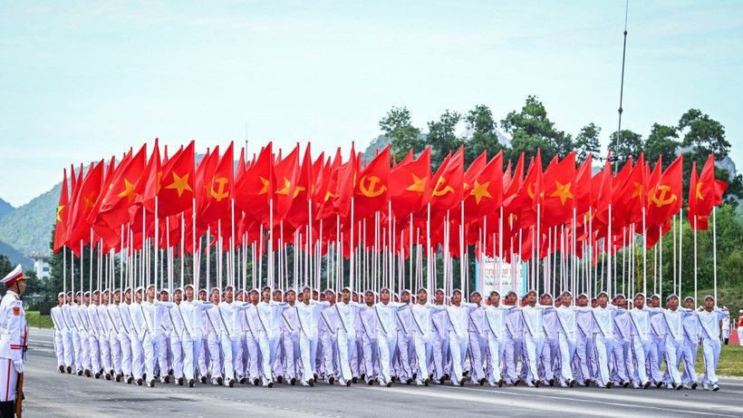 Khối cờ Đảng, cờ Tổ quốc tại buổi tổng hợp luyện diễu binh, diễu hành lần hai sự kiện A80.