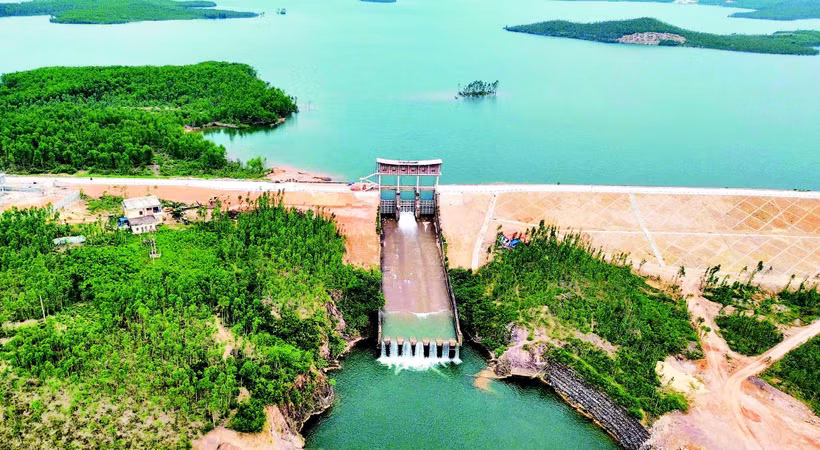 Tràn xả lũ hồ Vực Tròn vừa được đầu tư, bảo đảm yêu cầu điều tiết nước trong mùa mưa lũ. Ảnh: HƯƠNG GIANG