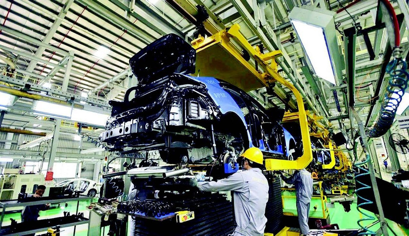 Vận hành hệ thống máy móc hiện đại sản xuất sản phẩm dệt nhuộm tại Công ty TNHH dệt nhuộm Ninh Thuận, Khu công nghiệp Du Long, xã Thuận Bắc, tỉnh Khánh Hòa. (Ảnh NGUYỄN THÀNH)