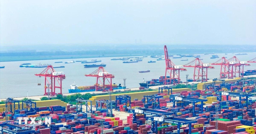 Quang cảnh cảng hàng hóa ở tỉnh Giang Tô, Trung Quốc. (Ảnh: THX/TTXVN)