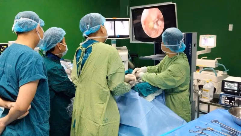 Hình ảnh ca phẫu thuật nội soi cột sống cho bệnh nhân. (Ảnh: Bệnh viện cung cấp)