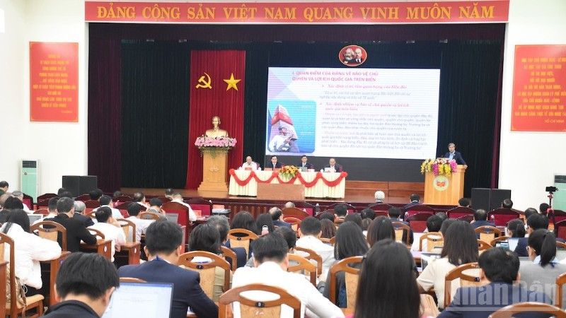 Phó Giáo sư, Tiến sĩ Ngô Văn Minh, nguyên Trưởng khoa Dân tộc và Tôn giáo, Học viện Chính trị khu vực III trình bày tham luận tại hội thảo. (Ảnh: ANH ĐÀO)