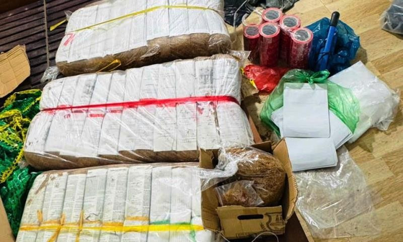 Tang vật hơn 100kg ma túy cỏ Mỹ đã được phun tẩm trong vụ án này. (Ảnh: Công an cung cấp)