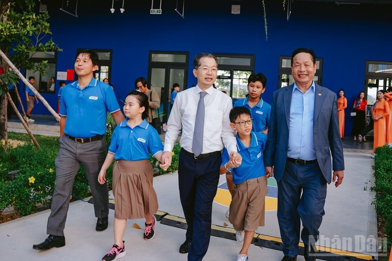 Bí thư thành ủy Đà Nẵng Nguyễn Văn Quảng, Chủ tịch Hội đồng quản trị Tập đoàn FPT Trương Gia Bình cùng thầy trò trường Hy vọng. (Ảnh: ANH ĐÀO)