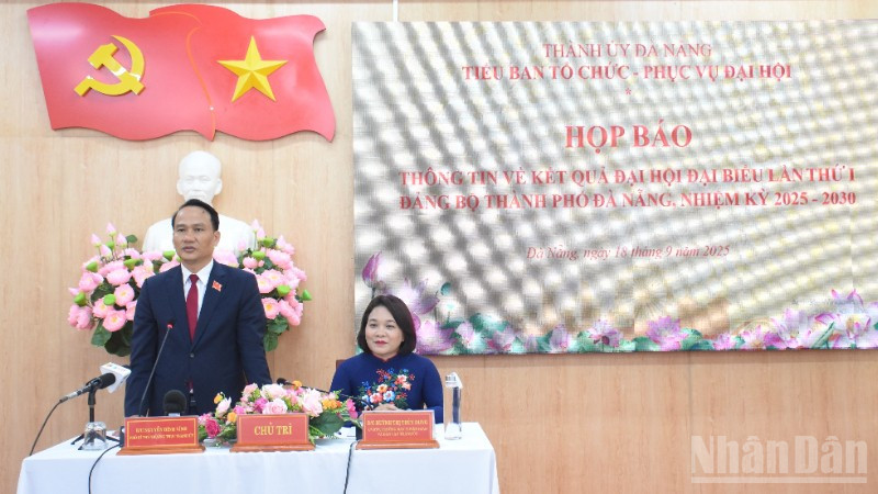 Phó Bí thư Thường trực Thành ủy Đà Nẵng Nguyễn Đình Vĩnh phát biểu tại buổi họp báo. (Ảnh: ANH ĐÀO)