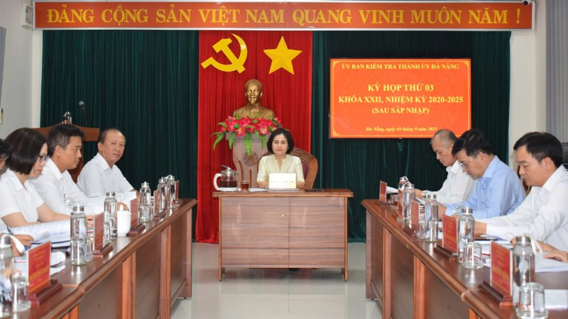 Đồng chí Lê Thị Mỹ Hạnh, Ủy viên Ban Thường vụ Thành ủy, Chủ nhiệm Ủy ban kiểm tra chủ trì kỳ họp. (Ảnh: Ủy ban kiểm tra Thành ủy Đà Nẵng)