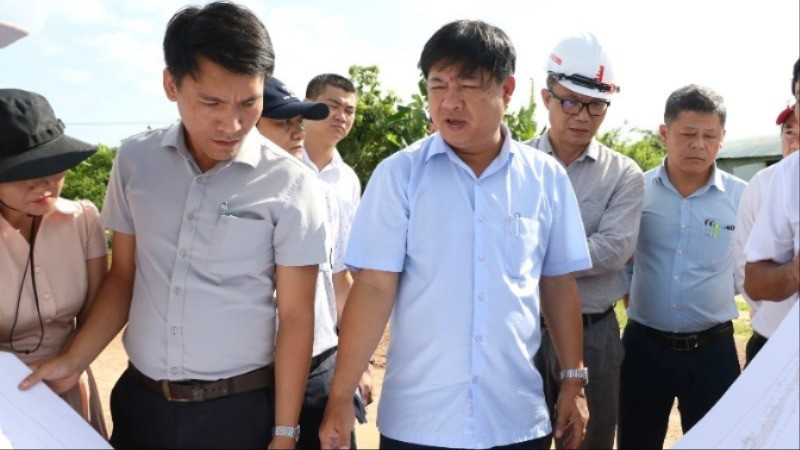 Chủ tịch Ủy ban nhân dân thành phố Đà Nẵng kiểm tra thực tế tại đoạn đường dẫn chưa khớp nối lên cầu Quảng Đà, sáng ngày 10/7. (Ảnh: MQ)