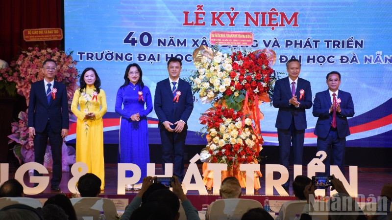 Lãnh đạo thành phố Đà Nẵng tặng hoa chúc mừng nhà trường. (Ảnh: ANH ĐÀO)