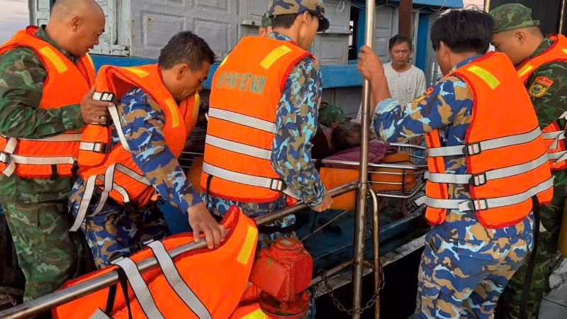 Bộ đội biên phòng Đà Nẵng cứu kịp thời thuyền viên bị nạn khi đang hành nghề trên biển. (Ảnh: Bộ đội Biên phòng thành phố Đà Nẵng cung cấp)