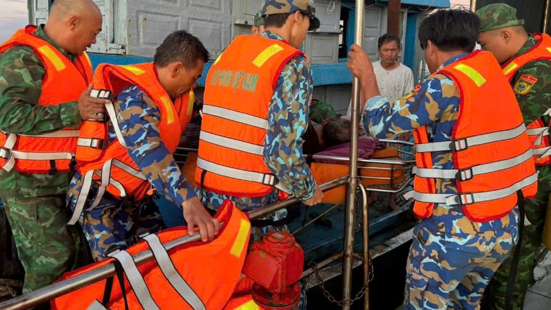 Bộ đội biên phòng Đà Nẵng cứu kịp thời thuyền viên bị nạn khi đang hành nghề trên biển. (Ảnh: Bộ đội Biên phòng thành phố Đà Nẵng cung cấp)
