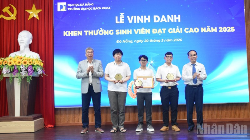 Trường đại học Bách Khoa-Đại học Đà Nẵng vinh danh 3 sinh viên đạt giải tại các cuộc thi cấp quốc tế. (Ảnh: ANH ĐÀO)