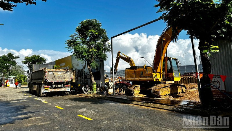 Người dân phường Hòa Xuân phản ánh công trình thi công gây tiếng ồn, rung lắc nhà. (Ảnh: ANH ĐÀO)