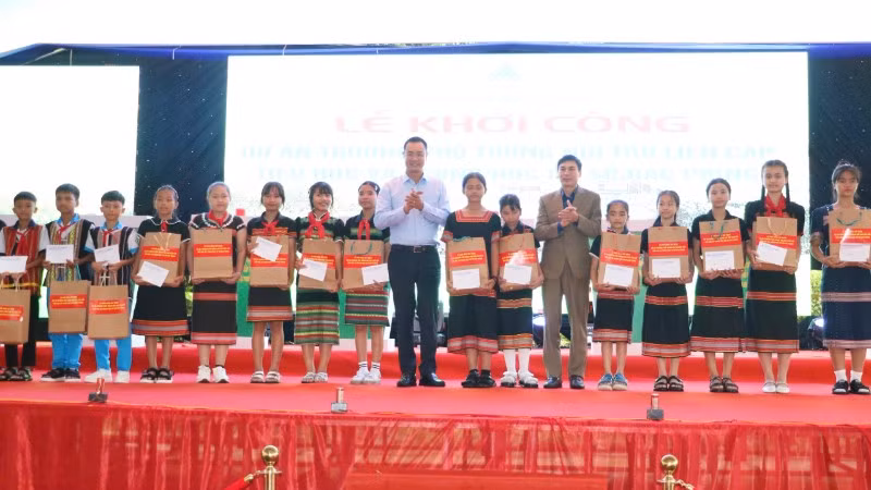 Bí thư Thành ủy Đà Nẵng Lê Ngọc Quang dự lễ khởi công Trường Phổ thông nội trú liên cấp Tiểu học và Trung học cơ sở Đắc Pring. (Ảnh: MAI QUANG)