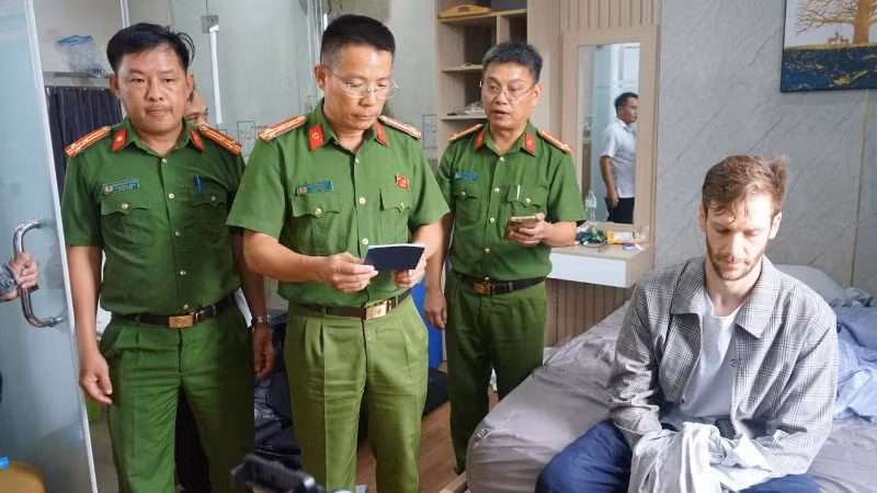 Đại tá Nguyễn Hà Lai, Phó Giám đốc, Thủ trưởng Cơ quan Cảnh sát điều tra Công an thành phố Đà Nẵng trực tiếp kiểm tra, khám xét nơi ở của nghi phạm. (Ảnh: Công an cung cấp)