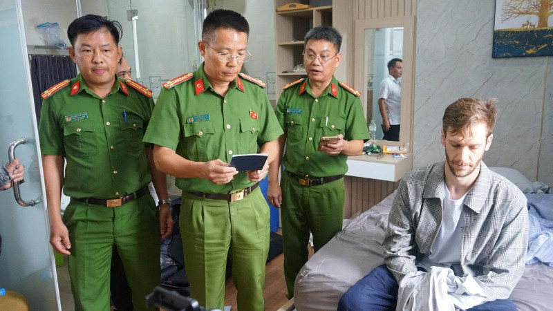 Đại tá Nguyễn Hà Lai, Phó Giám đốc, Thủ trưởng Cơ quan Cảnh sát điều tra Công an thành phố Đà Nẵng trực tiếp kiểm tra, khám xét nơi ở của nghi phạm. (Ảnh: Công an cung cấp)
