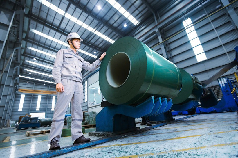 Dây chuyền sản xuất tôn màu tại nhà máy của Tập đoàn Hòa Phát. (Ảnh: NGUYỄN NGHI)