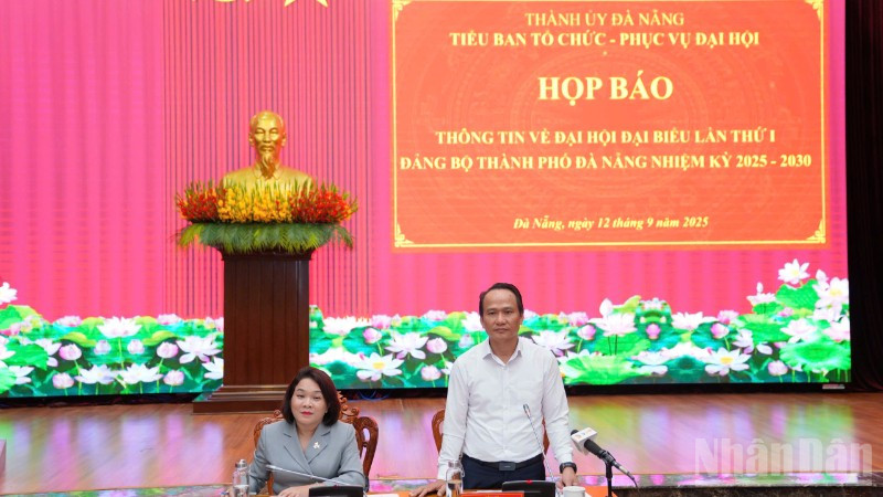 Phó Bí thư Thường trực Thành ủy Đà Nẵng Nguyễn Đình Vĩnh phát biểu tại buổi họp báo. (Ảnh: ANH ĐÀO)