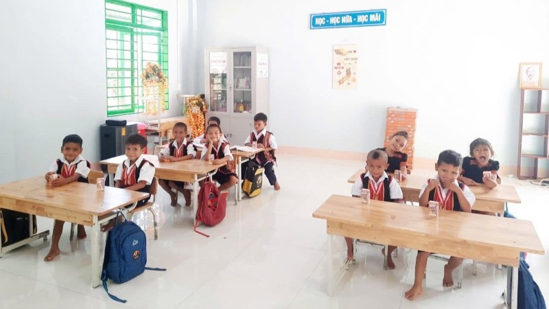 Buổi học đầu tiên của học sinh Điểm trường Lăng Lương-Trường phổ thông dân tộc bán trú Tiểu học Chu Văn An, xã Trà Tập, thành phố Đà Nẵng. (Ảnh: BÌNH NAM)