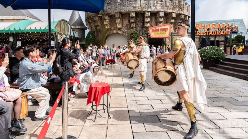 Lĩnh vực du lịch, dịch vụ đóng góp quan trọng vào tăng trưởng kinh tế Đà Nẵng trong năm 2025. Trong ảnh là du khách tham quan Khu du lịch Bà Nà Hills dịp Tết Dương lịch 2026. (Ảnh: ANH ĐÀO)