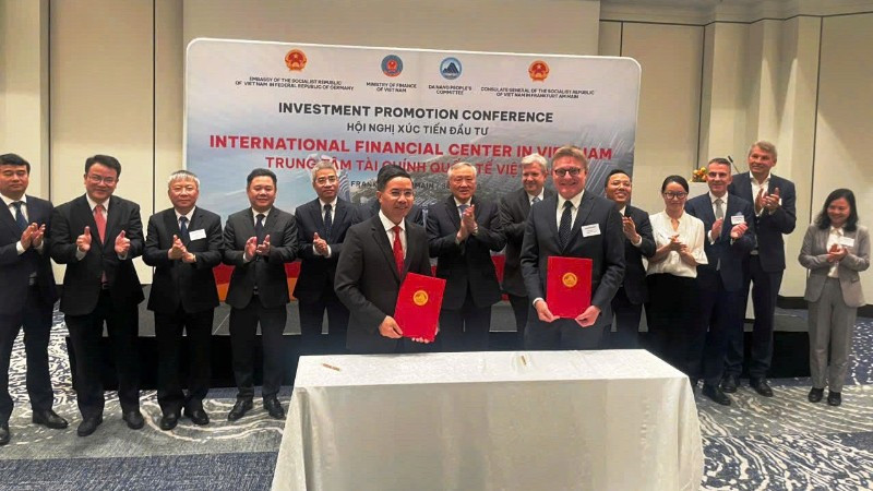 Chủ tịch Ủy ban nhân dân thành phố Phạm Đức Ấn ký kết Bản ghi nhớ hợp tác về Trung tâm tài chính với Công ty Frankfurt Main Finance. (Ảnh: ĐINH CƯỜNG)