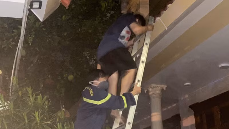 Lực lượng chữa cháy và cứu nạn cứu hộ sử dụng thang máy trực tiếp hướng dẫn người dân bình tĩnh thoát khỏi vụ cháy. (Ảnh: HL)