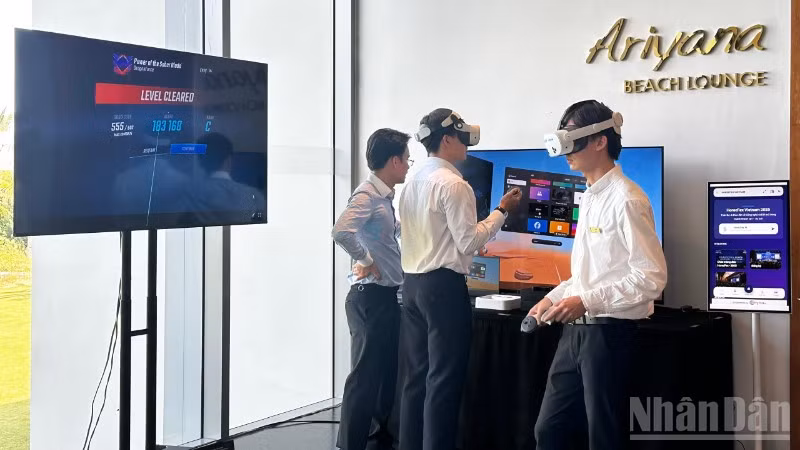 Các đại biểu trải nghiệm công nghệ chuyển đổi số tại chương trình công bố sự kiện. (Ảnh: ANH ĐÀO)