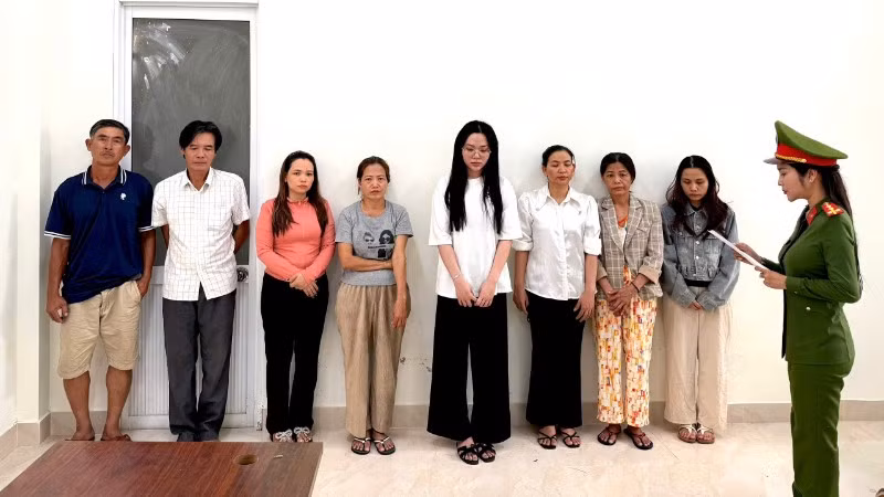 Nhóm đối tượng trong đường dây đánh bạc dưới hình thức ghi lô đề tại cơ quan điều tra. (Ảnh: Công an cung cấp)