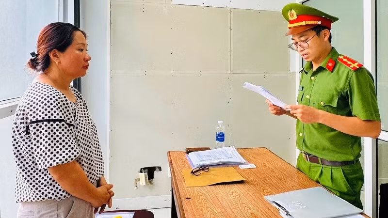 Cơ quan Cảnh sát điều tra Công an thành phố Đà Nẵng tống đạt Quyết định khởi tố bị can, bắt tạm giam Đặng Thị Hoài. (Ảnh: Công an cung cấp)