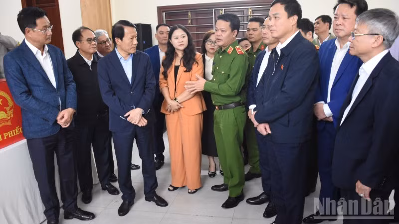 Đồng chí Đại tướng Lương Tam Quang và Đoàn công tác kiểm tra công tác bầu cử tại khu vực bỏ phiếu số 35, phường Hải Châu, thành phố Đà Nẵng. (Ảnh: ANH ĐÀO)