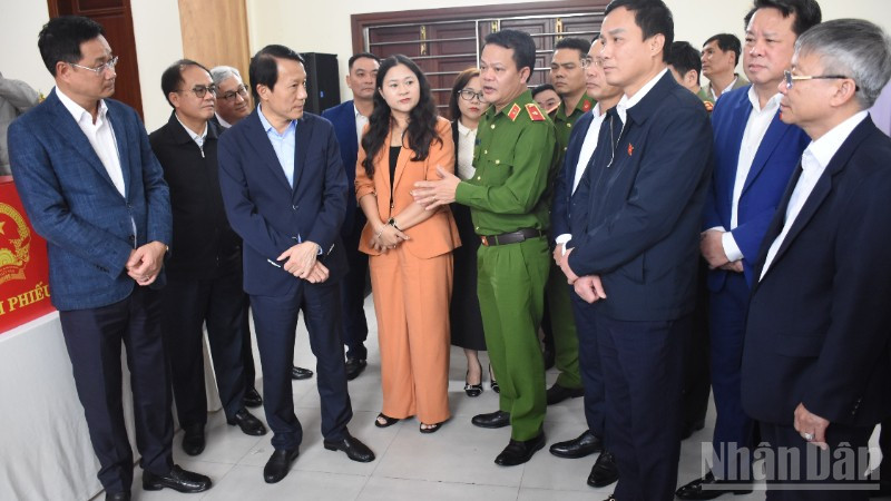 Đồng chí Đại tướng Lương Tam Quang và Đoàn công tác kiểm tra công tác bầu cử tại khu vực bỏ phiếu số 35, phường Hải Châu, thành phố Đà Nẵng. (Ảnh: ANH ĐÀO)