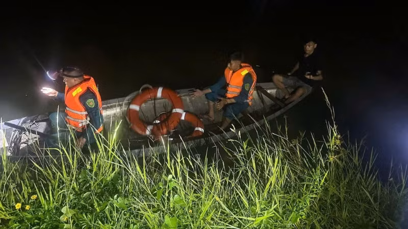 Lực lượng chức năng xuyên đêm tìm kiếm cháu bé nghi mất tích khu vực sông Yên. (Ảnh: Công an cung cấp)