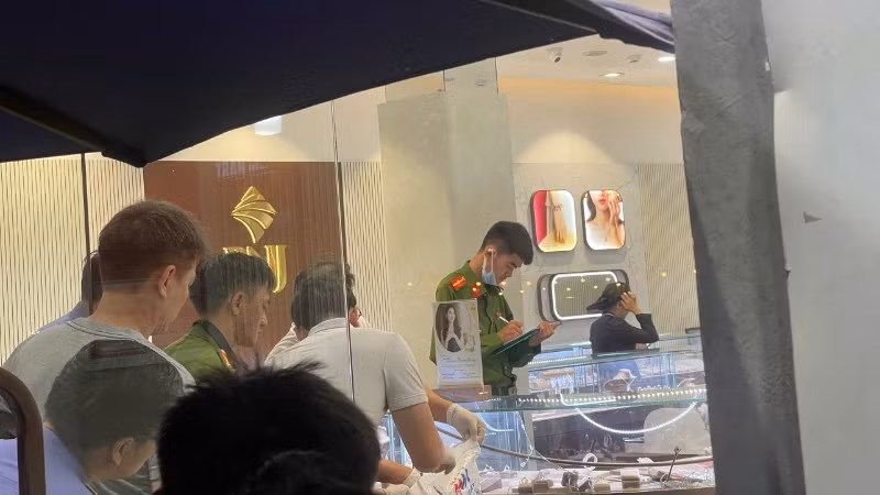 Công an phong tỏa hiện trường nơi xảy ra vụ nghi cướp tiệm vàng. (Ảnh: HG)