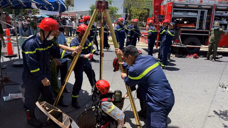 Lực lượng cứu nạn-cứu hộ triển khai phương án cứu hộ. (Ảnh: Công an cung cấp)