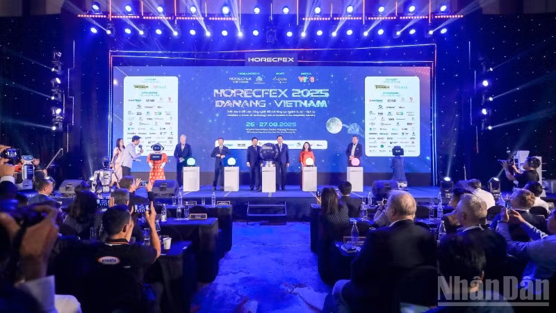 Các đại biểu nhấn nút khai mạc sự kiện. (Ảnh: ANH ĐÀO)