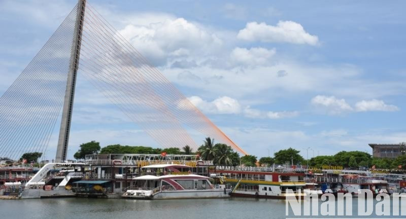Các phương tiện tàu du lịch trên sông Hàn Đà Nẵng. (Ảnh: ANH ĐÀO)