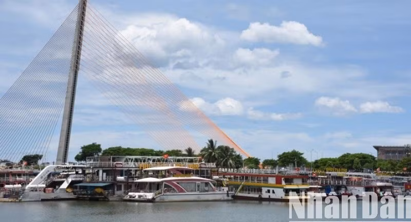 Các phương tiện tàu du lịch trên sông Hàn Đà Nẵng. (Ảnh: ANH ĐÀO)