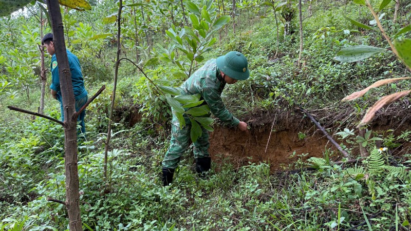 Vết nứt kéo dài vừa được lực lượng chức năng xã La Dêê phát hiện. (Ảnh: Địa phương cung cấp)