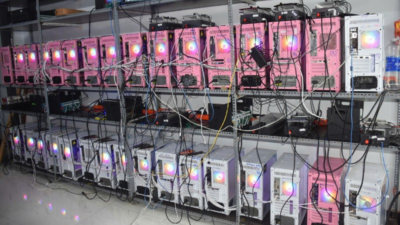 Hệ thống máy móc tại phòng điều khiển trung tâm của các đối tượng sử dụng để vận hành cho thuê tài khoản. (Ảnh: Công an cung cấp)